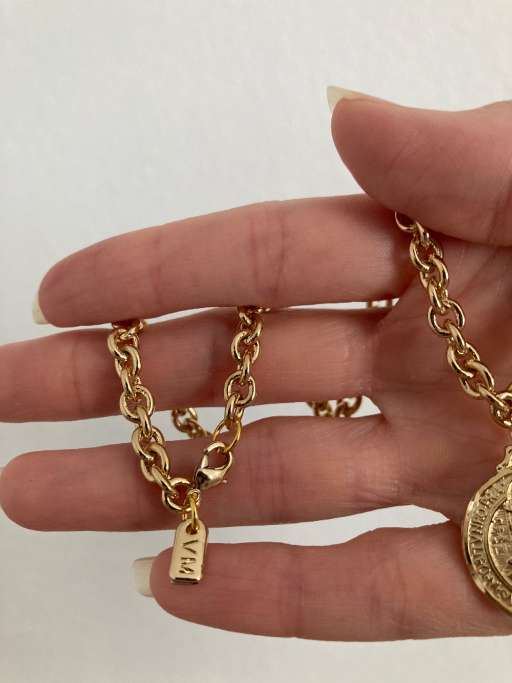 New Vanessa Mooney gold coin necklace Coin Medallion Pendant Necklace Gold - Picture 5 of 7